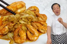 大虾烧白菜看着简单全是技巧，学会这两个秘诀，炒白菜比虾更下饭