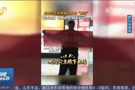 变榴莲、徒手劈瓜，男大学生兼职“泰山陪爬”，情绪价值给满了