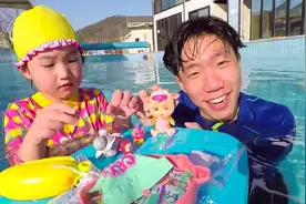 宝蓝在游泳池玩各种鱼类玩具，还和叔叔一起嬉戏打闹，太开心了！