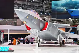 歼-20S隐身战机在未来空军的作战体系中，会扮演何种角色？视频封面