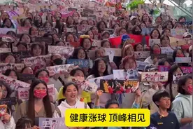 孙颖莎生日好热闹：各地球迷为莎莎庆生投大屏应援喊话顶峰相见