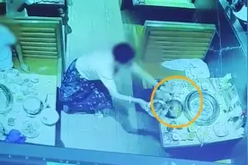 俩顾客取菜间隙桌上无人 遭邻桌女子故意把剩菜倒进锅里视频封面