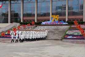 人民海军成立75周年，海军部队隆重举行升旗仪式视频封面