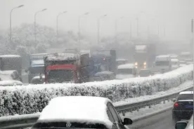 受降雪影响，北京市管界京沪高速、大广高速等采取临时封闭措施视频封面