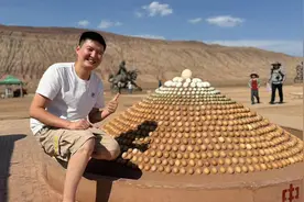 吐鲁番火焰山究竟有多热？地表温度近80度，把鱼埋进沙里能烤熟吗视频封面