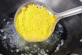 把小米倒进滚烫开水中，教你特色做法，比包子简单，比馅饼好吃视频封面