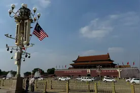 今天为啥天安门前华灯上挂着马来西亚的国旗？小伙子现场实拍呀视频封面