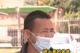抠门丈夫给别人买金手镯，出手殴打妻子，更是一年一出轨视频封面