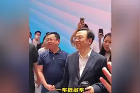 王传福车展参观长安SUV车变皮卡！连连称赞，这就是创新！视频封面