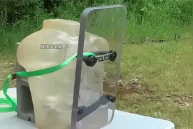 维护治安使用的防爆盾牌能挡住子弹吗？视频封面