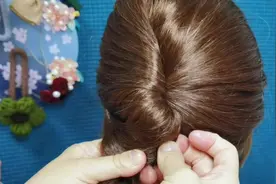 这种盘发侧面看也精致，简单抓夹固定就很美，简单日常扎发教程