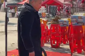 盘点玩不起的套圈老板，圈王扮猪吃老虎，老板亏到大发脾气！视频封面