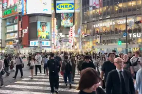 “遇见你很晚 但是我会陪你很久很久”东京涩谷区街景 人来人往