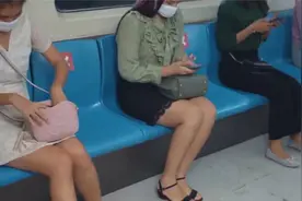 上海地铁上两外国女子的不雅行为，为何不守规矩的老外越来越多视频封面