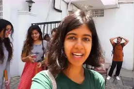 印度女孩来中国留学，看到路边共享单车，随口说的话让路人吃惊！视频封面