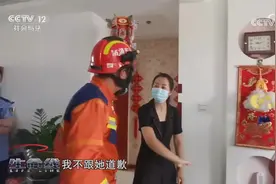 山东 13岁小女孩坐窗台欲跳楼 求助妈妈竟被一口回绝：我不道歉视频封面