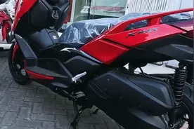 雅马哈23款踏板XMAX，排量250，油耗3.1配ABS，座桶空间不小视频封面