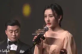 24岁宋祖儿多迷人？出席颁奖礼前凸后翘如同走秀，看呆台下众大咖