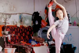 谁说穷人孩子不能逆袭？云南猪肉店6岁小女孩，跳芭蕾改写人生！视频封面