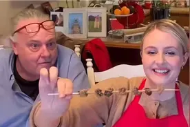 中国女婿靠着“中式烧烤”，征服美国岳父，将媳妇全家变成中国胃视频封面