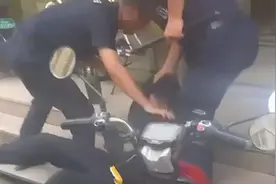 济南警方通报“外卖员被2名小区保安按压在地上”：将依法处理视频封面