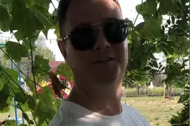 男子用散装英语和老外聊了2分钟，网友：这水平出国够用了视频封面