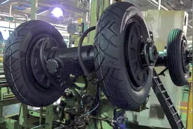 实拍工厂是如何利用天然橡胶，批量生产车用轮胎，整个工艺震撼了