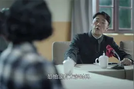 奔腾年代：国家下达降工资，怎料心计男拿姐姐开刀，弟弟霸气护姐视频封面