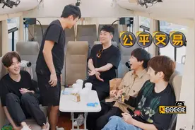 猜口袋得游戏”鹿晗一个人的裤子就有八个口袋，把邓超都惊讶到了