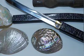 用生锈的铁和废弃的贝壳，制作一把珍珠母漆剑，整个过程太经常了