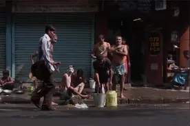 印度人真的喜欢露天洗澡，污水横流垃圾满地，还有很多无家可归者视频封面