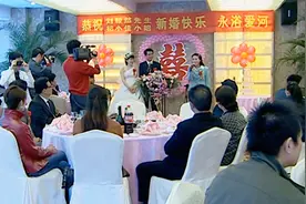 新人结婚，双方家长上台致词，一开口差距马上就表现出来了视频封面