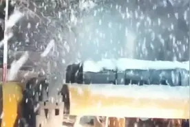 直击河南今冬以来最强降雪：鹅毛大雪满天飞 积雪脚脖子深