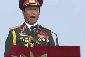 越南大阅兵太搞笑，总指挥大喊一声卧倒，阅兵分列式就开始了！视频封面