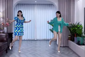 一个温柔一个热辣！美女室内尬舞《你万丈光芒》浑身都散发光芒视频封面