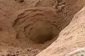 内蒙古一地塌陷形成巨大“天坑”，坑底不断往外喷土，官方回应视频封面