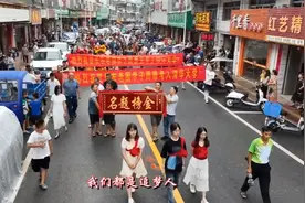 广东梅州农村女生考上清华大学，身披红花游街敬祖，引来不少关注视频封面