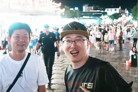 樊医生游阳朔古街,晚上10点竟挤满人,小吃超级多,到处是啤酒鱼店