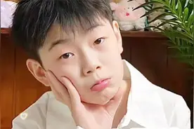 现在的00后吃什么长大的！曾只到妈妈肩膀的张典，现在长这么高了