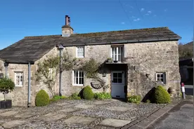 英国乡村的住房多数是石头建筑，不讲究浮华、霸气，更不会炫耀，视频封面