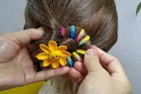 女孩碎发太多这样绕起来太美了，日常简单发型扎法，小方法特实用视频封面