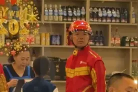 刘强东送外卖遇卡餐，卡出迷茫表情包，老板娘没认出后悔到拍大腿视频封面