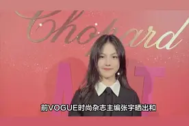 15岁的王诗龄看秀，和品牌方流利英文交流，李湘亲手打造准名媛视频封面