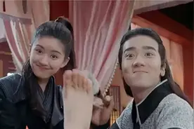 影视剧挠痒痒爆笑场面，羽毛出动挠一挠脚心，就没有撬不开的嘴！