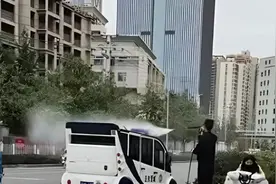 市民反映兰州一城管白天在机动车道上洗车 当地交警回应视频封面