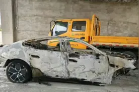 小米SU7被曝高速上碰撞爆燃，车门锁死车上3人没逃出来，客服回应