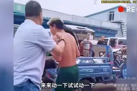 白衣男子故意找小伙茬，路人也劝不动，最终小伙忍无可忍动了手视频封面
