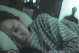 独居女青年醒来身体疼痛，原来床下常年藏着一个男人！视频封面