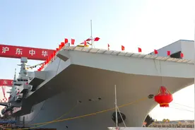 四川舰15个月完工，或能带24架歼35战机，战力不逊于山东舰辽宁舰