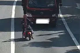 大妈横穿3条马路逼停大货车 结局反转一波三折视频封面